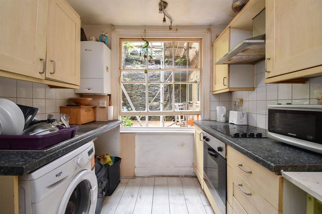 Property photo 3 of 12 Kitchen