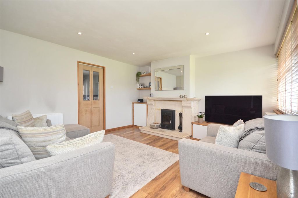 Property photo 2 of 18 Sitting Room