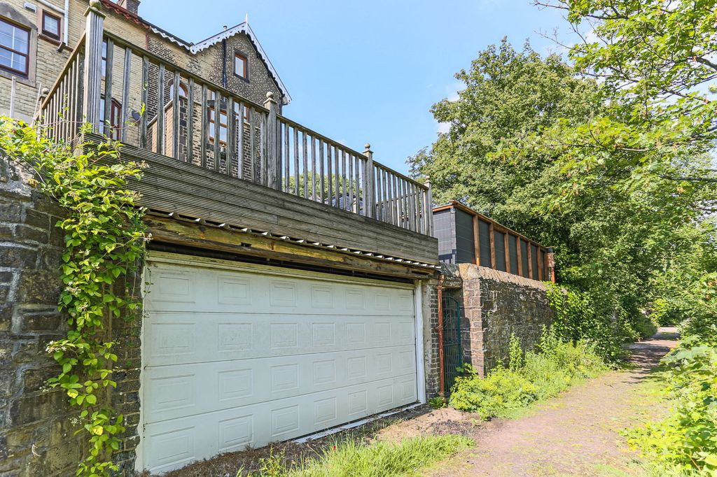 Property photo 2 of 34