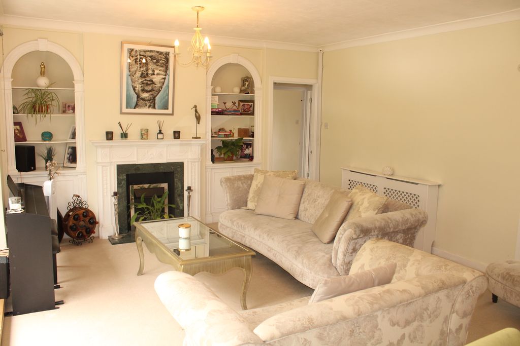 Property photo 3 of 17 Lounge Area (1)