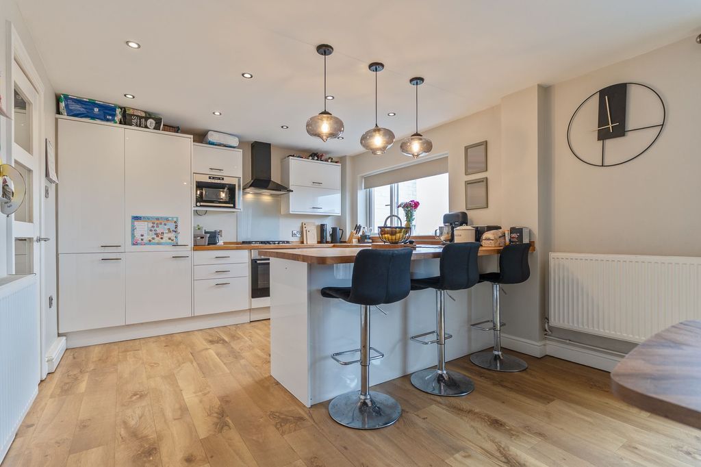 Property photo 2 of 27