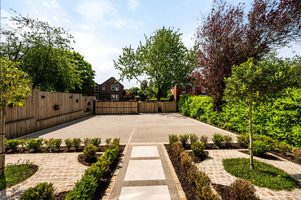 Property photo 2 of 50