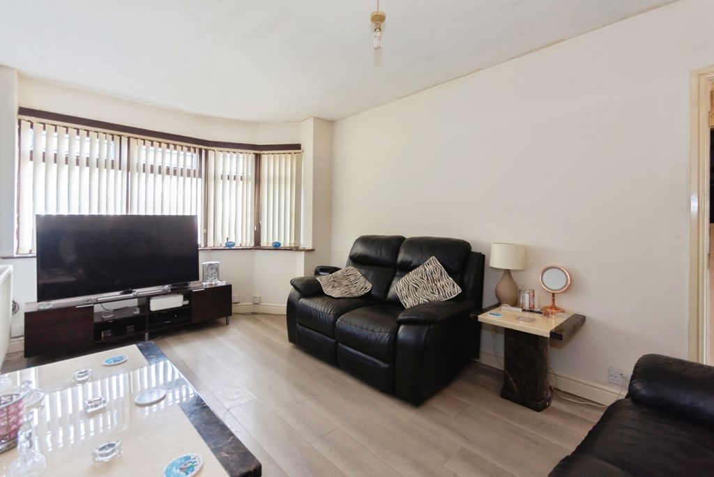 Property photo 2 of 8 Lounge