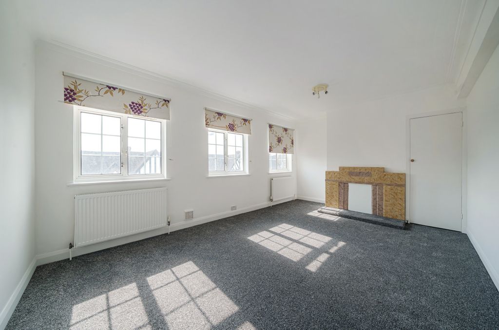Property photo 3 of 9 Bedroom