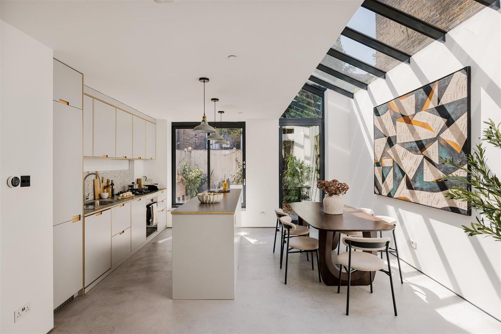 Property photo 2 of 38 Millfields Road, E5
