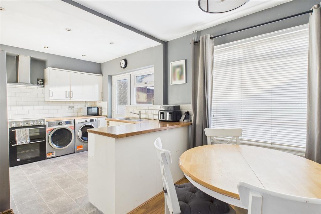 Property photo 2 of 13 Hollis Morgan Residential Sales