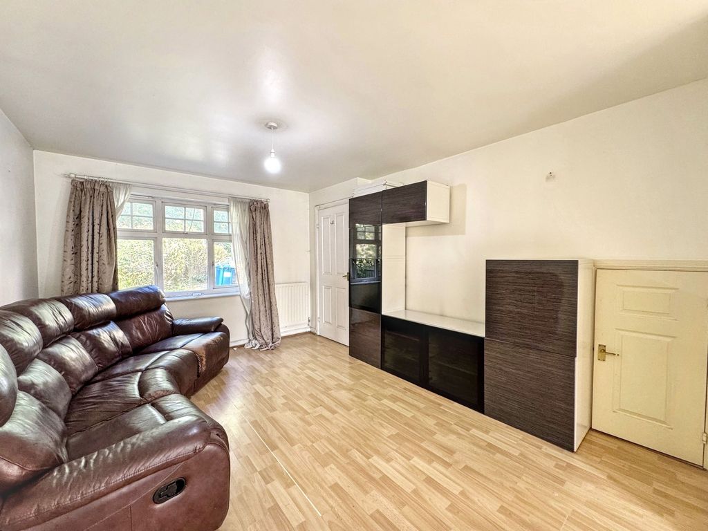 Property photo 3 of 18 Lounge