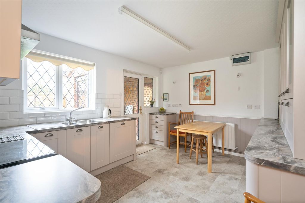 Property photo 3 of 18 16 Frankholmes Drive_14.Jpg