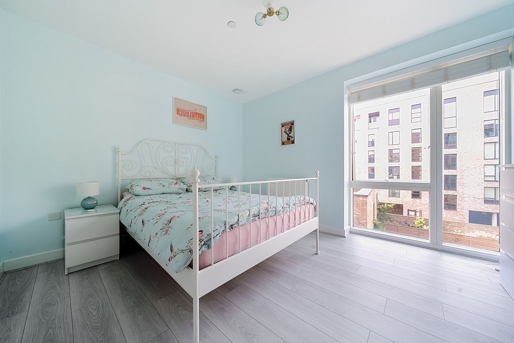 Property photo 2 of 18 Bedroom