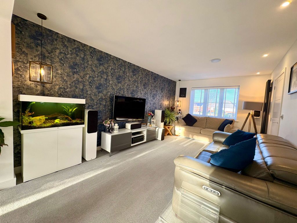 Property photo 3 of 29 Lounge