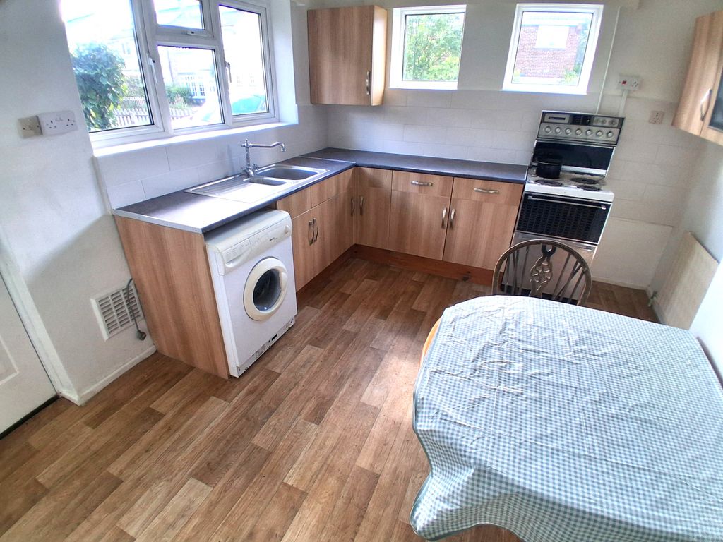 Property photo 3 of 7 Kitchen