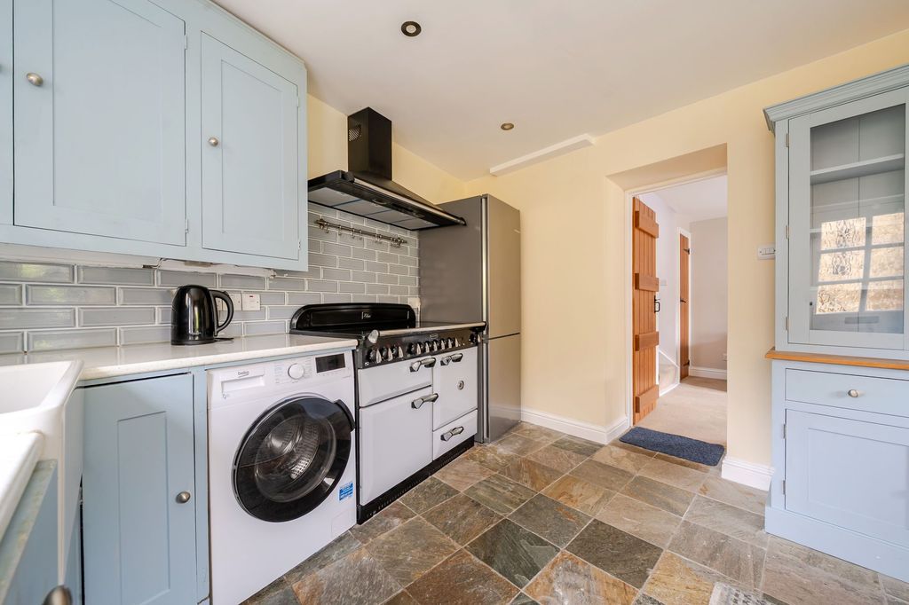Property photo 3 of 8 Kitchen