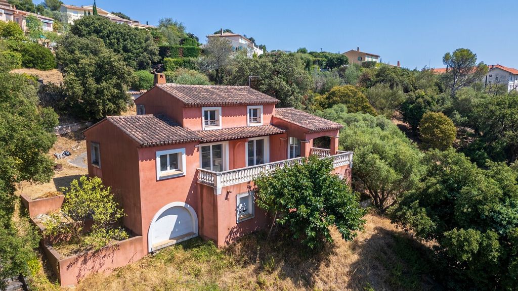 Property photo 1 of 18 Agay Villa Near The Sea And Shops Within Walking Distance