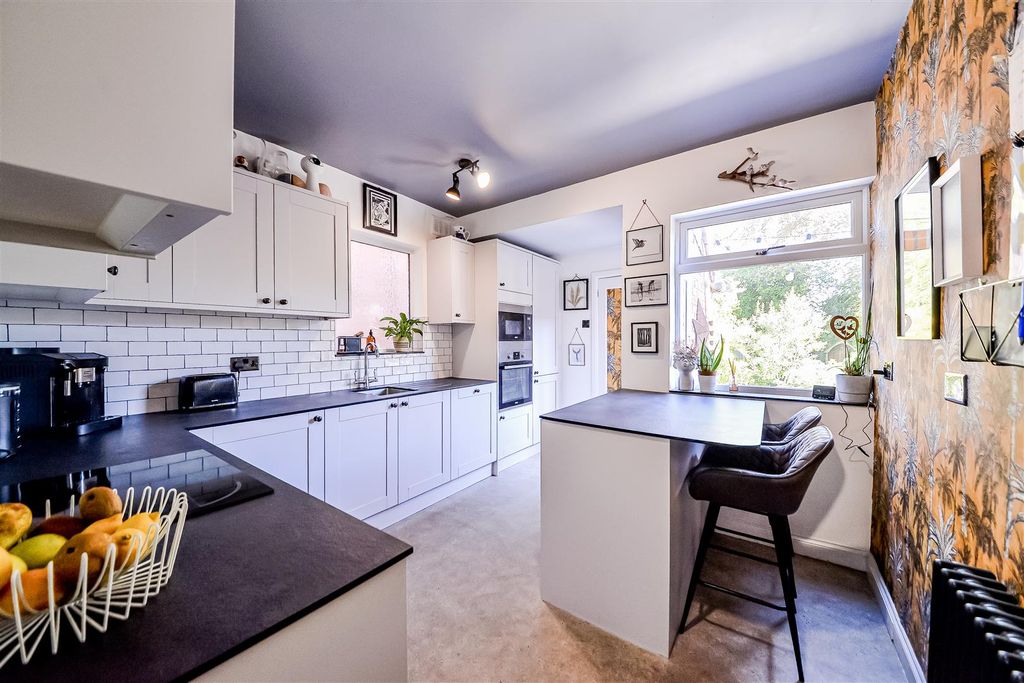 Property photo 2 of 31 Breakfast Kitchen