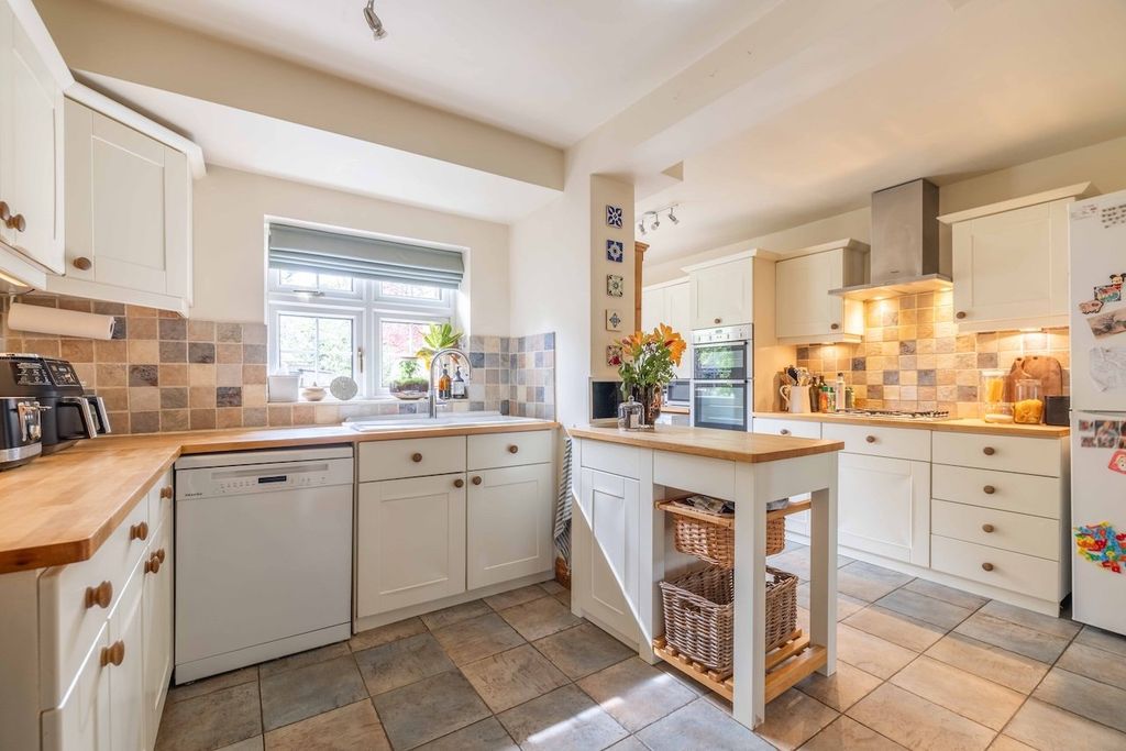 Property photo 2 of 25