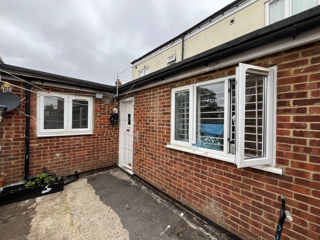 Property photo 1 of 7 Stunning Studio To Rent Inverness Road, Southall Ub2