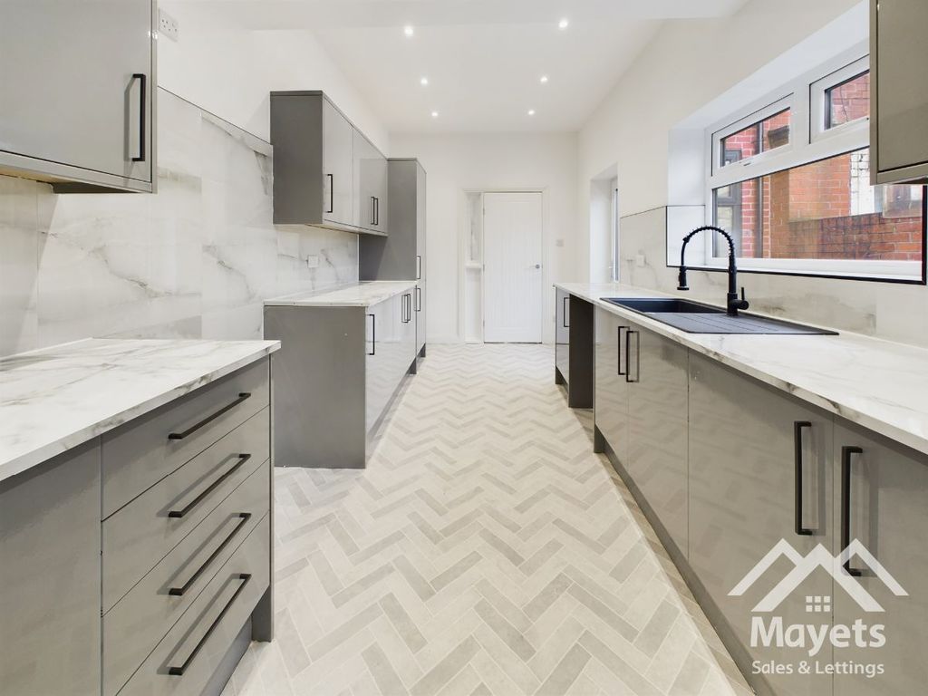 Property photo 1 of 32