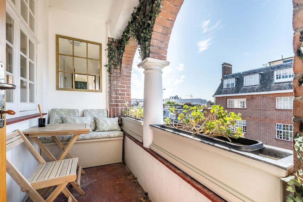 Property photo 3 of 16 Arundel-Court-09