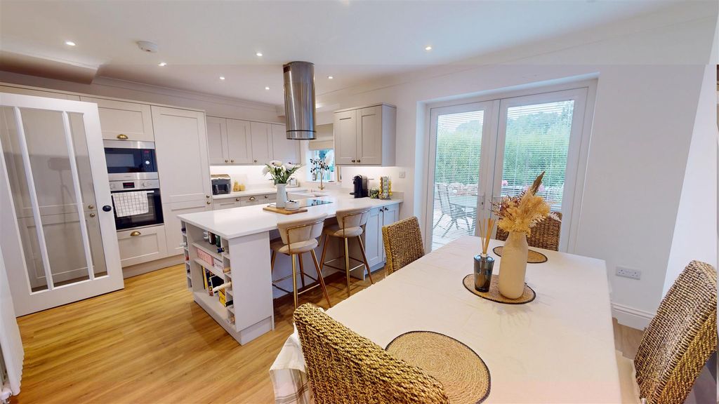 Property photo 3 of 18 Dining Kitchen