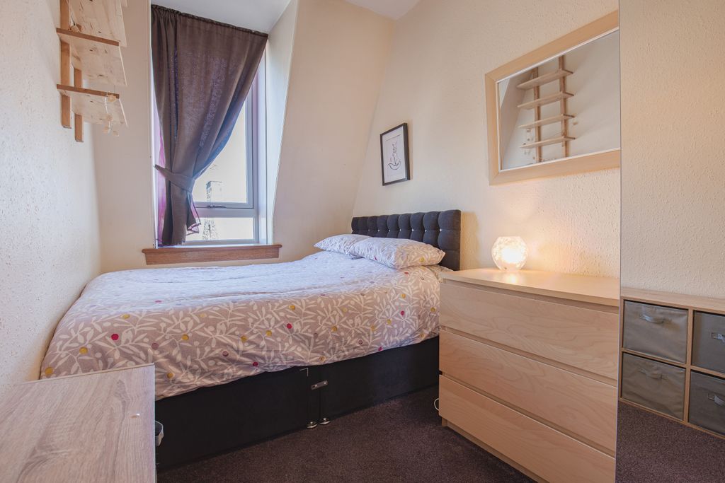 Property photo 3 of 10 Bedroomangle1