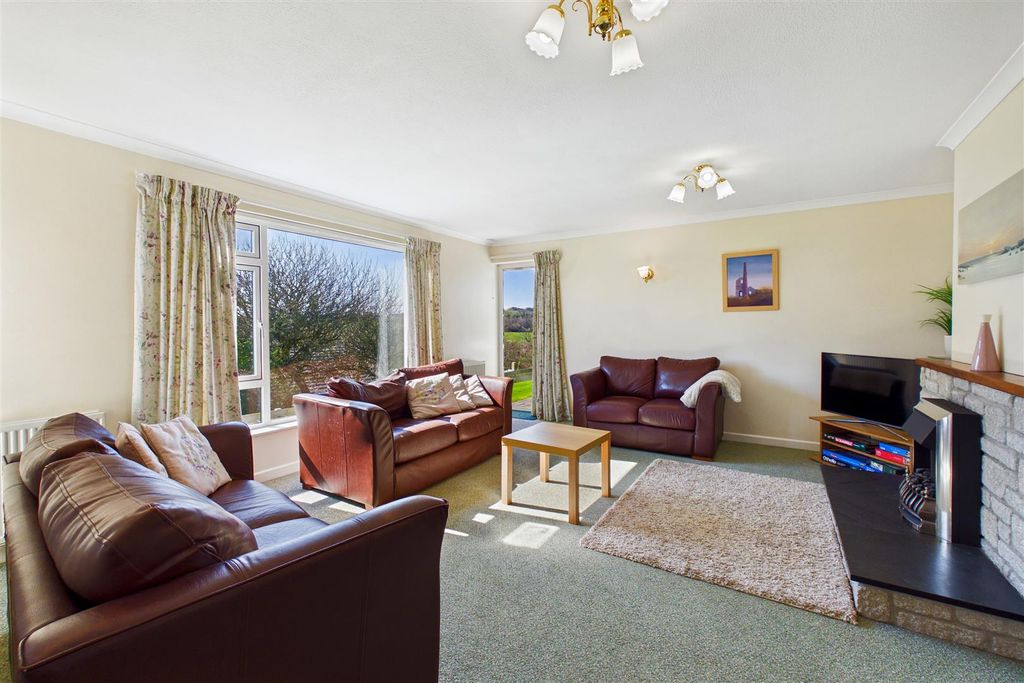 Property photo 3 of 19 Lounge.