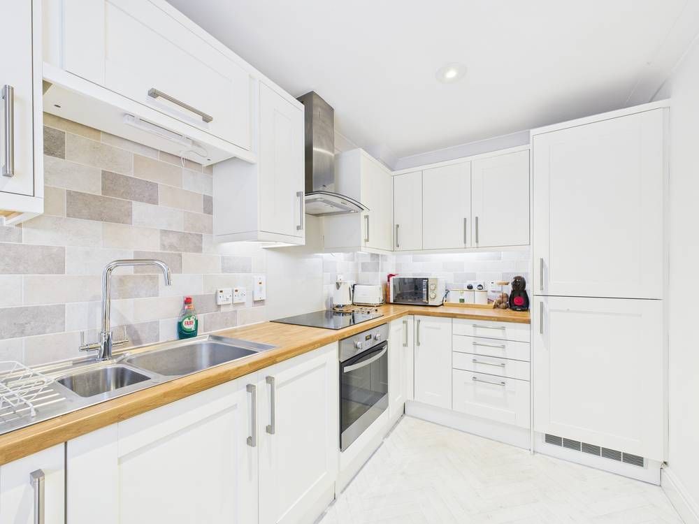 Property photo 2 of 11 Kitchen