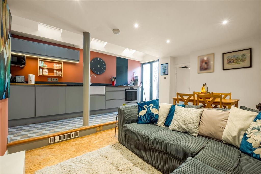 Property photo 2 of 19 43 Temple Street-9.Jpg