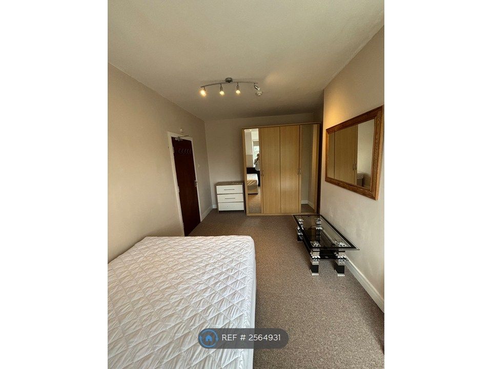 Property photo 1 of 6 Large Room