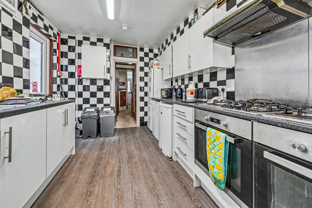 Property photo 3 of 22 88 Shaftesbury Road, Brighton, Bn1 4Ng