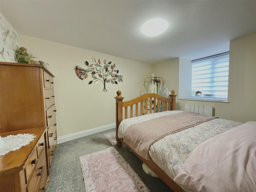 Property photo 3 of 6 Bedroom