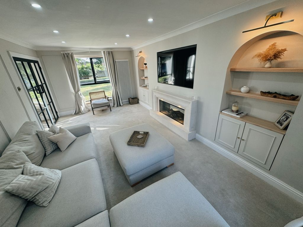 Property photo 2 of 34 10. Lounge