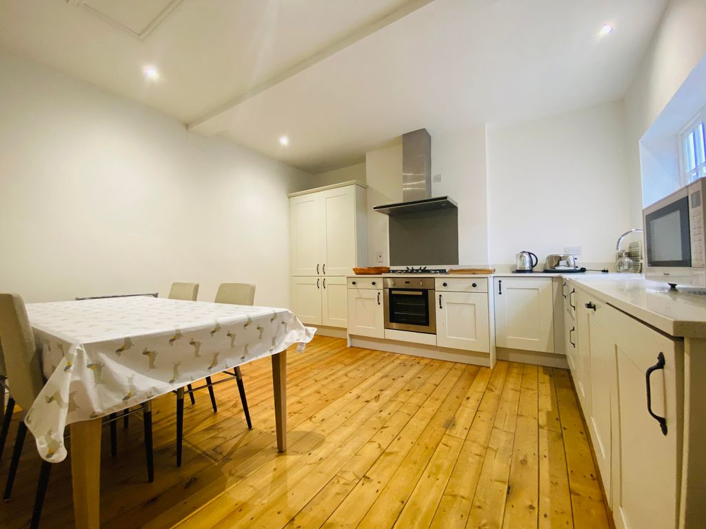 Property photo 3 of 7 Kitchen