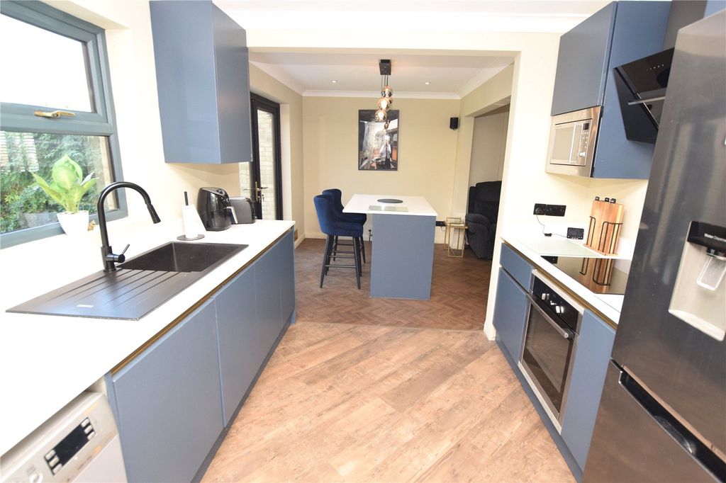 Property photo 3 of 17 Kitchen