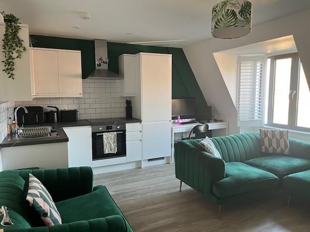 Property photo 2 of 13 32 Manor Gardens Photo 8.Jpg