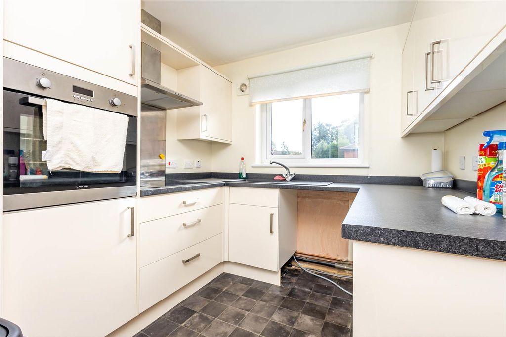 Property photo 3 of 11 Kitchen