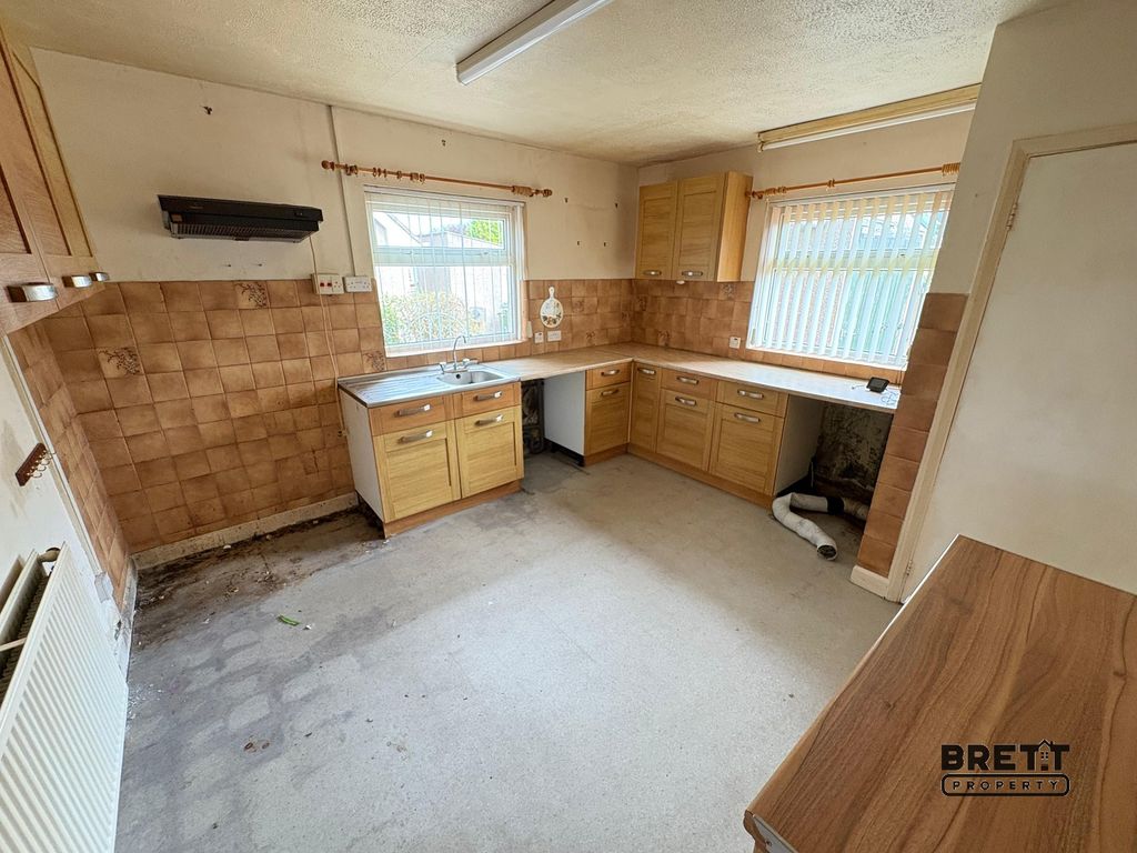 Property photo 3 of 8 Kitchen