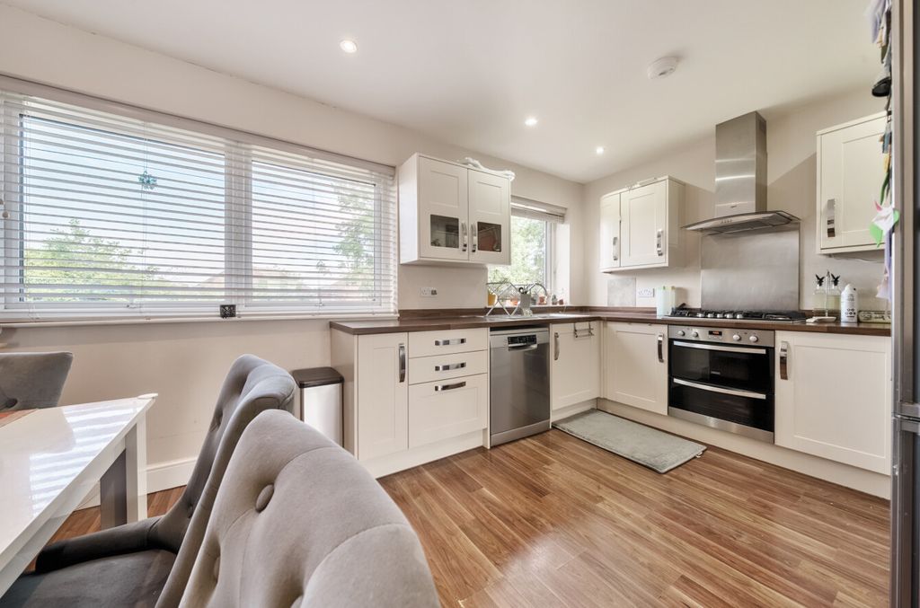Property photo 3 of 18 1312661-6-6855813...