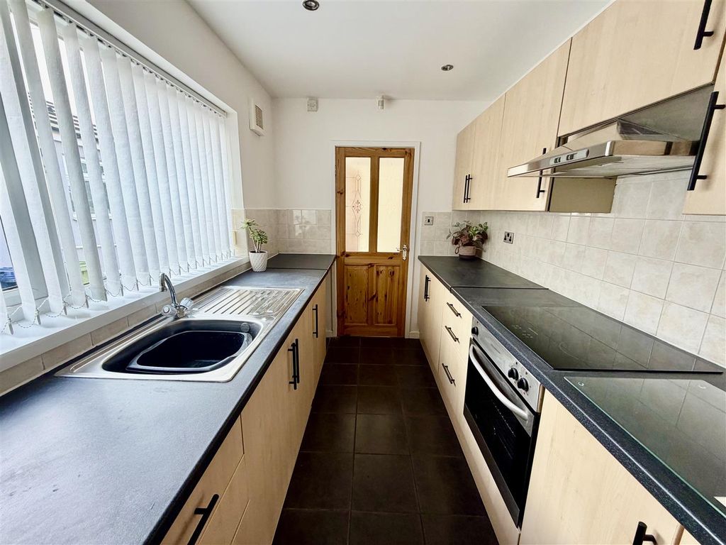 Property photo 2 of 11 Kitchen