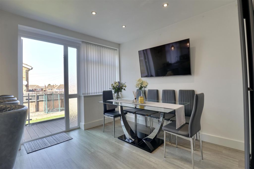 Property photo 3 of 18 E210F537-45A4-41A9-A314-F6Cdde768648_1_201_A.Jpeg