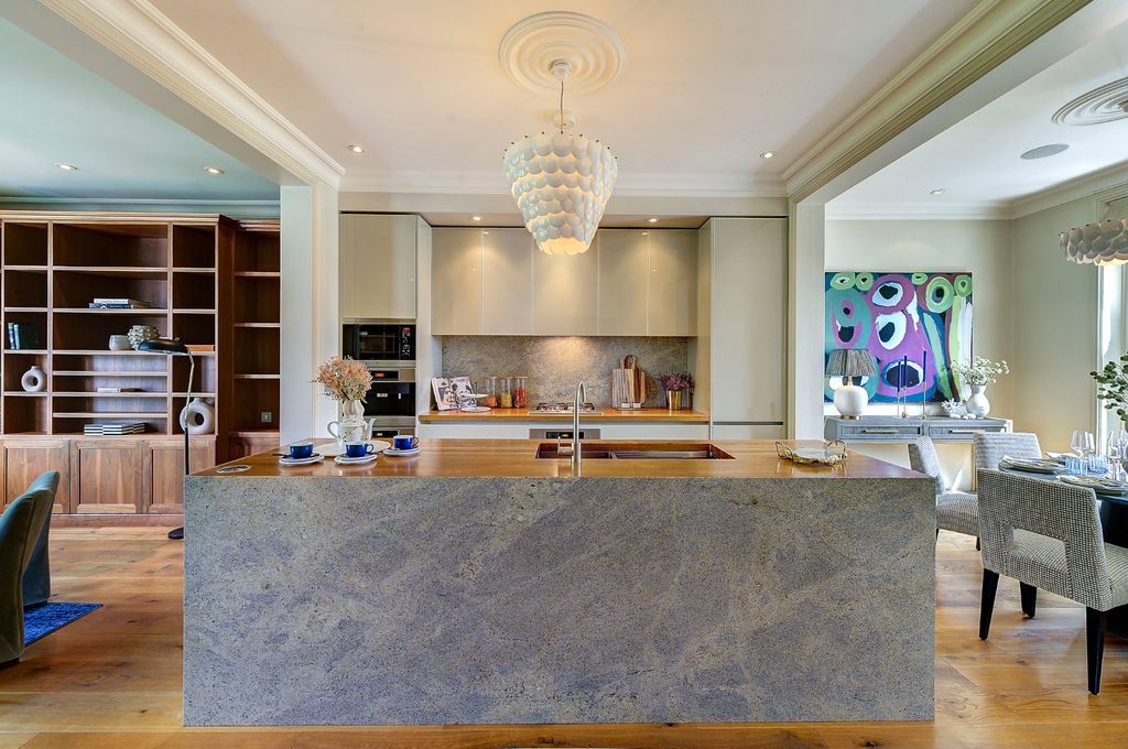 Property photo 2 of 10 Kitchen