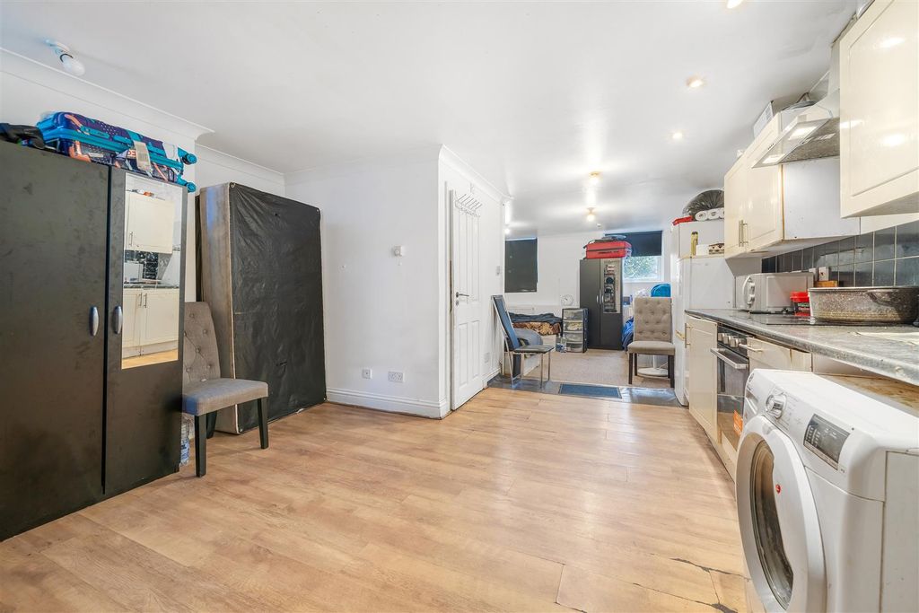 Property photo 3 of 7 Maple Road-3.Jpg