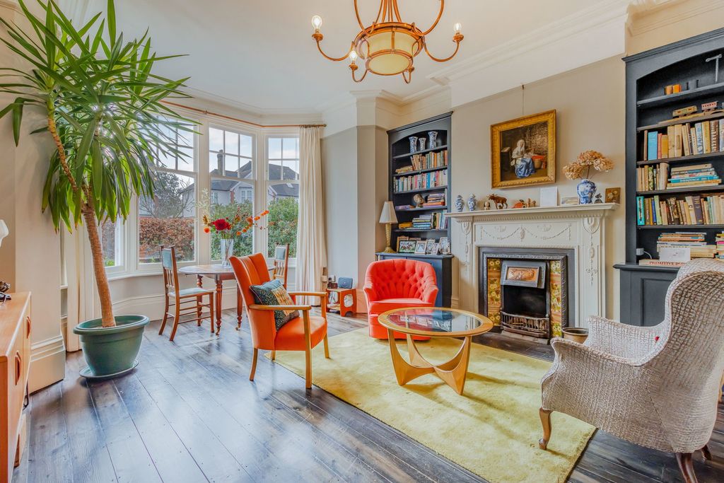 Property photo 3 of 32