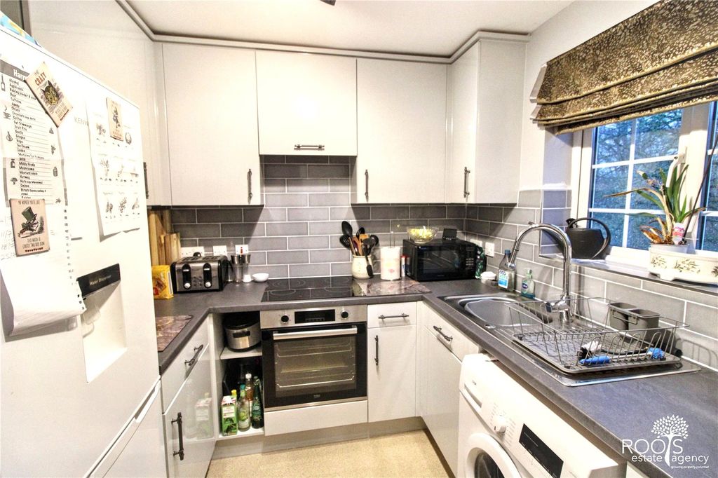 Property photo 2 of 7 Kitchen