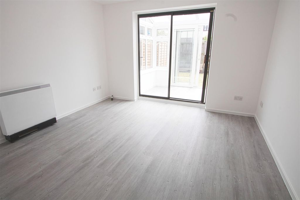 Property photo 3 of 12 Lounge