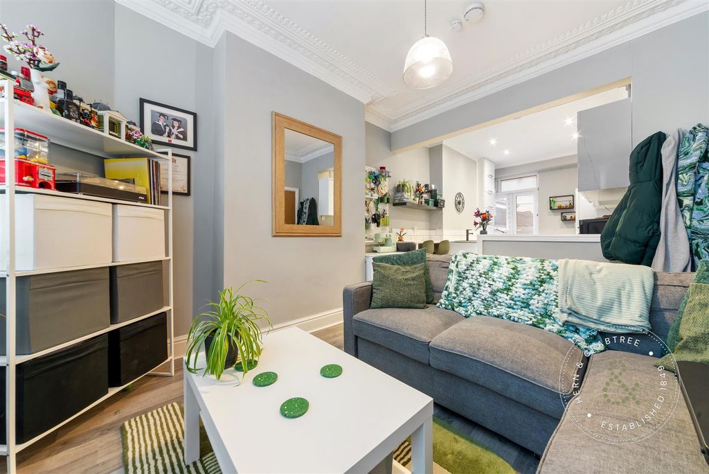 Property photo 3 of 21 Tewkesbury-Street-12.Jpg