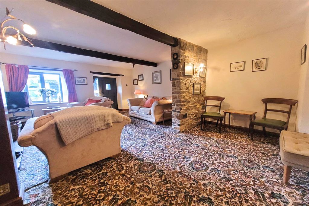 Property photo 3 of 13 Lounge