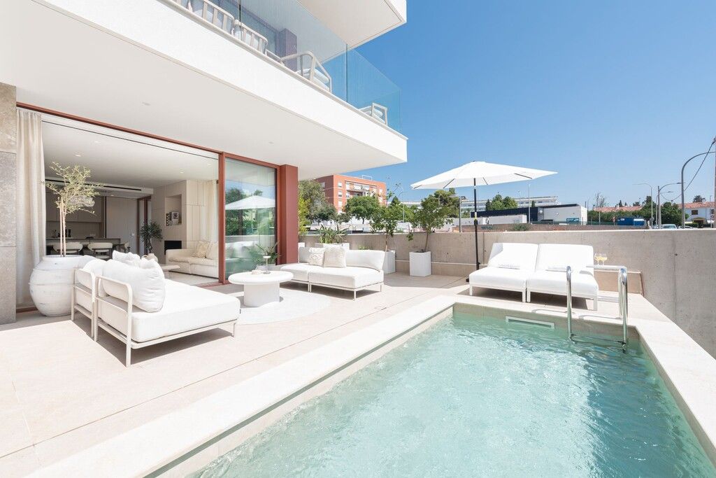 Property photo 1 of 20 Pool And Exterior (1)