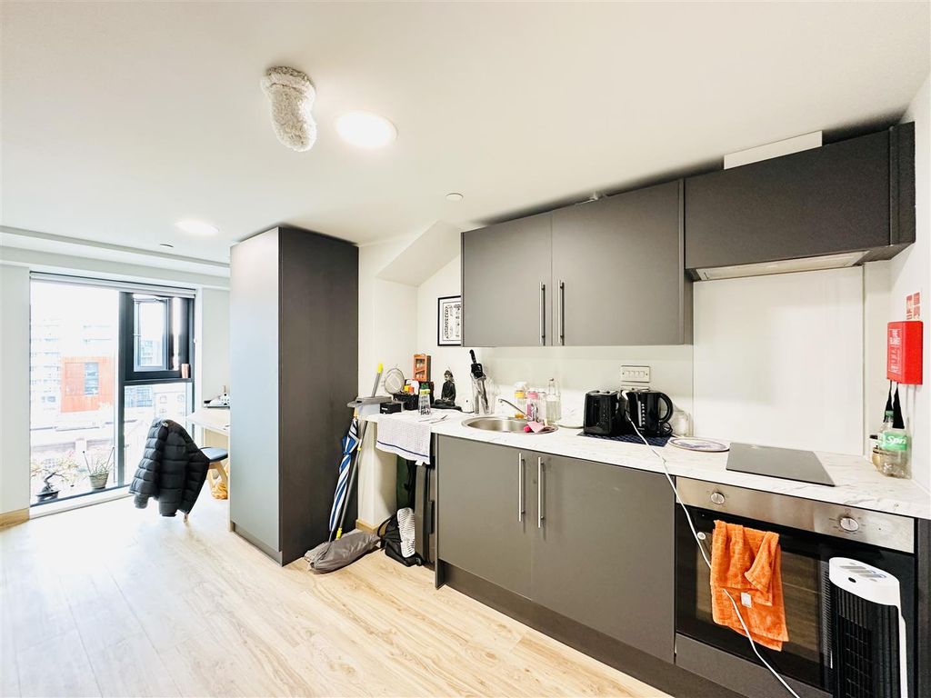 Property photo 2 of 20 Studio Kitchen