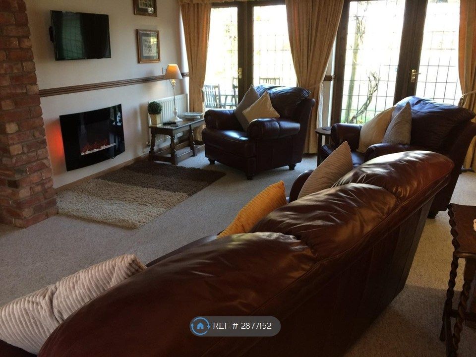 Property photo 2 of 9 Lounge/Living Room