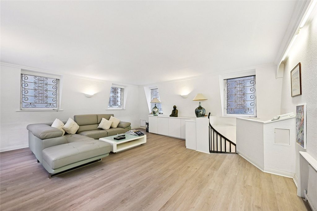 Property photo 3 of 10 Lounge